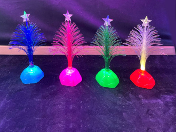 Игрушка арт. 3114-601 "Елка с подсветкой" цвета микс на бат. 16 см 1 шт. в пак.